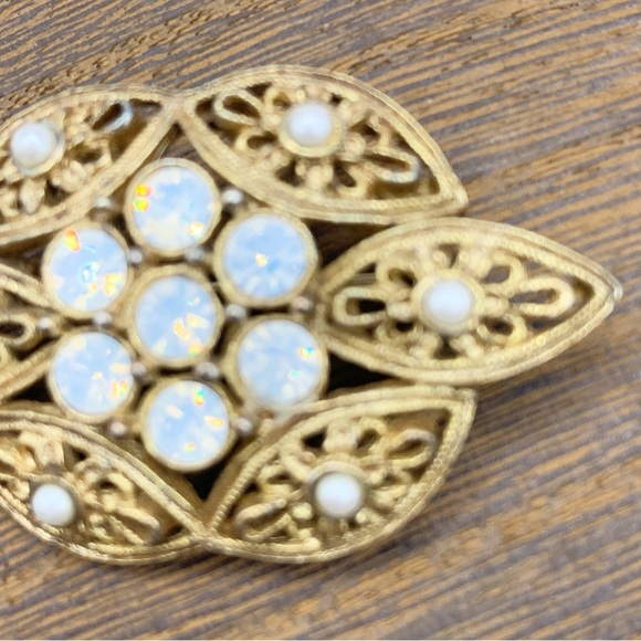 Vintage Sarah Coventry Victoria Brooch with opalescent stones Victorian revival - Picture 2 of 6